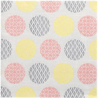 Una superficie bianca con una griglia di grandi cerchi gialli, rosa e grigi, ognuno dei quali presenta un motivo floreale o geometrico ben definito – una richiamo alle 50 tovaglioline “ROYAL Collection” con piega a 1/4, 40x40 cm, gialle della PAPSTAR S.r.l.