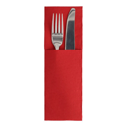 Forchetta e coltello d'argento sono posti in una tasca per tovaglioli rossa, piegata nello stile classico del portaposate, su sfondo bianco - un'aggiunta elegante alla ROYAL Collection "50 tovaglioli" (48 x 30 cm) con portaposate della PAPSTAR GmbH.