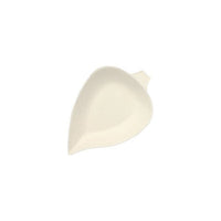 Un bianco PAPSTAR 12 piattini per finger food in canna da zucchero “pure” di PAPSTAR GmbH, raffigurata sotto forma di foglia e fotografata dall’alto su uno sfondo bianco semplice.