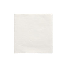 Eine PAPSTAR Servietten 1/4-Falz Serviette (24x24 cm, weiß, "DAILY Collection", 20 Stück) der PAPSTAR GmbH ist mittig auf weißem Grund, unbenutzt mit dezenter Textur und noch in Folie eingeschweißt für Frische.