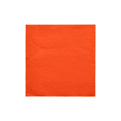 Eine PAPSTAR-Serviette aus der DAILY-Kollektion in Nektarine-Orange (24x24 cm, 1/4-Falz) ist auf weißem Hintergrund abgebildet. Die quadratische Serviette hat eine dezente Struktur und wird in einer 20er-Packung geliefert.