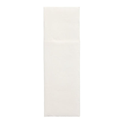 Sur un fond blanc simple, une serviette non pliée "DAILY Collection" 48 x 30 cm avec pli de couverts de PAPSTAR GmbH de l'emballage de 50 est représentée.