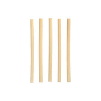 Fünf PAPSTAR Cocktail Trinkhalme Schilf "pure" (15 cm, Ø 7 mm) der PAPSTAR GmbH sind vertikal auf einem schlichten weißen Hintergrund angeordnet und heben die stilvollen und umweltfreundlichen, biologisch abbaubaren Strohhalme hervor.