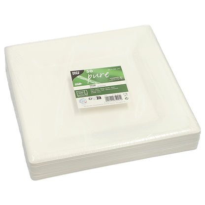 Une pile de PAPSTAR 50 assiettes en canne à sucre « pure », durable et compostable, de PAPSTAR GmbH, emballée dans du plastique. L'étiquette vert-blanc en haut montre les informations sur le produit et le nombre 50.