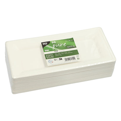 Une pile de PAPSTAR 50 assiettes, canne à sucre « pure » de PAPSTAR GmbH - assiettes jetables rectangulaires blanches en canne à sucre durable, enveloppées dans du film plastique avec une étiquette « 50 Pure » vert-blanc ; biodégradables et idéales pour le catering écologique.