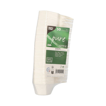 Eine Packung mit 50 weißen sechseckigen „pure“ Zuckerrohr Fingerfood-Schalen von der PAPSTAR GmbH – umweltfreundliche Einwegteller, perfekt für nachhaltige Zusammenkünfte.