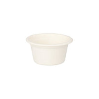 La PAPSTAR Coupelles à vinaigrette « pure » en canne à sucre, Ø 6 cm, blanches (lot de 12) de PAPSTAR Les produits de la GmbH sont respectueux de l'environnement, biodégradables et présentés sous forme de petits godets en carton blanc isolés sur un fond blanc.