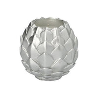 La bougie sphérique Starpak de 10 cm de diamètre, au motif « pomme de pin » argenté, présente une finition métallisée texturée – idéale pour apporter une touche décorative festive.