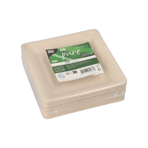 Une pile de PAPSTAR 50 assiettes, canne à sucre « pure » de PAPSTAR GmbH montre en haut une étiquette vert-blanc avec des détails du produit et des symboles de recyclage - elles sont compostables et durables.