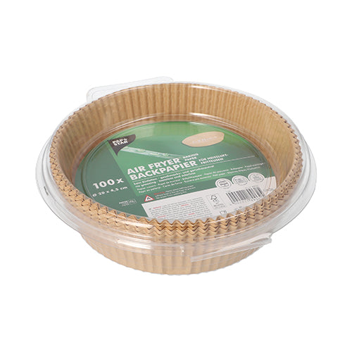 Un récipient en plastique transparent de la société PAPSTAR GmbH contient 100 papiers de cuisson ronds et bruns "PAPSTAR 100 pour friteuses à air chaud hauteur 4,5 cm" avec une étiquette vert-blanc contenant des informations sur le produit et des instructions pour un brunissement uniforme.