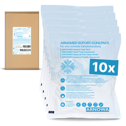 Zehn ARNOMED SOFORTKÄLTEKOMPRESSE der ARNOWA GmbH in durchsichtigen Einwegverpackungen mit mehrsprachigem Hinweis stehen vor einem braunen Versandkarton - gebrauchsfertige Kühlakkus für die sofortige Kühltherapie.
