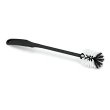 Die Nölle Profi Brush Urinalbürste aus Regranulat von Nölle Profi Brush Bürsten- & Pinseltechnik e.K. hat einen langen schwarzen Stiel und einen runden Kopf mit weißen und schwarzen Borsten, die auf einem schlichten weißen Hintergrund abgebildet sind.