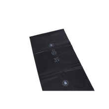 Flache, rechteckige DEISS 95076 Müllsäcke von EMIL DEISS KG (GmbH + Co.) aus robustem schwarzen Kunststoff, bedruckt mit weißen Symbolen und der Zahl 35, liegen auf weißem Hintergrund - ideal für die gewerbliche Entsorgung.