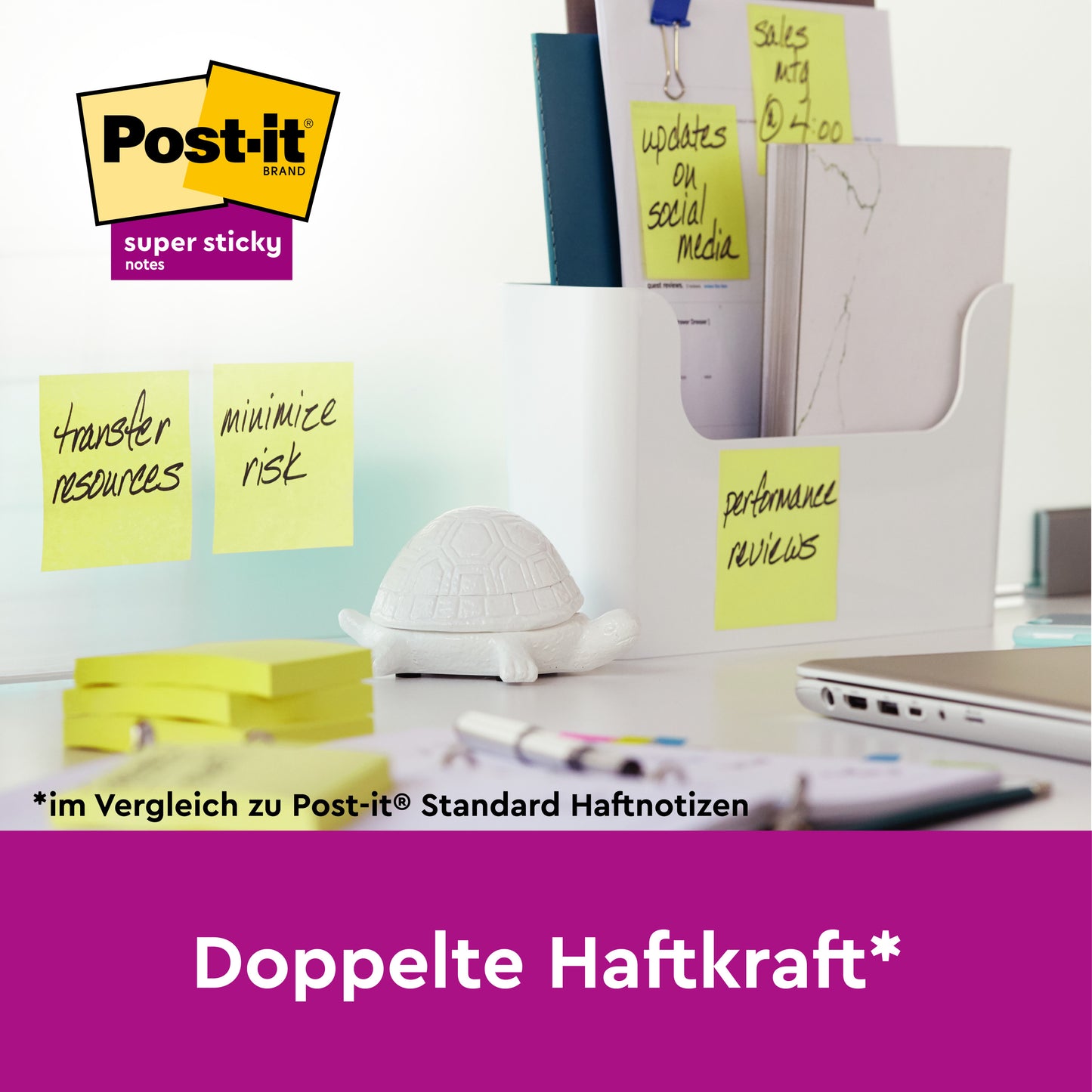 Ein weißer Schreibtisch-Organizer mit Dokumenten, einer weißen Schildkrötenfigur und 3M Post-it® Super Sticky Notes, gelb, 47,6 x 47,6 mm (100% PEFC), beschriftet mit "Ressourcen übertragen", "Risiko minimieren" und "Leistungsbeurteilung". Text: "Doppelte Haftkraft*".