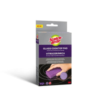 Abgebildet ist eine Packung Scotch-Brite™ Glaskeramik-Reinigungsschwamm (1 Stück) der 3M Deutschland GmbH. Die meist violett-graue Verpackung zeigt englische und spanische Produktinformationen sowie die Abbildung einer Hand, die ein Glaskeramik-Kochfeld reinigt.