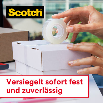 Eine Hand versiegelt einen weißen Karton mit dem Scotch® Crystal Klebeband, Nachfüllpackung, 19 mm x 25 m von 3M Deutschland GmbH. Das Scotch-Logo erscheint oben links, dazu der Text: "Sofort fest und zuverlässig versiegelt.