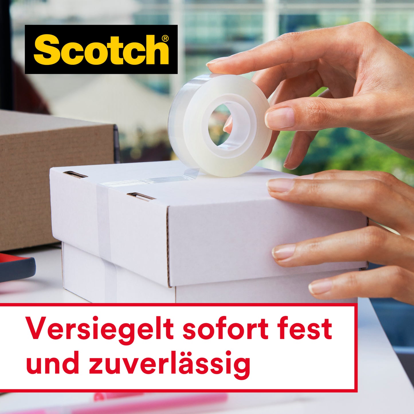 Eine Person verschließt eine weiße Schachtel mit Scotch® Crystal Klebeband, 19 mm x 7,5 m von 3M Deutschland GmbH. Oben links ist das Scotch-Logo zu sehen, darunter der deutsche Text: "Sofort fest und zuverlässig versiegelt." Inklusive Handabroller.