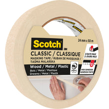 Eine Rolle 3M Scotch® Classic Abdeckband, 24 mm x 50 m, 70% PEFC (SGSCH-COC-110078), ideal für Maler- und Renovierungsarbeiten auf Holz, Metall, Kunststoff. Die hohe Klebkraft hält bis zu zwei Tage. Das Bild zeigt eine Hand beim Anbringen des Bandes.
