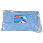 Un chiffon en microfibre ENA Soft bleu plié (53x60 cm) de Abena Re-Seller GmbH est emballé dans un sac en plastique transparent avec une étiquette "chiffon en microfibre", une information sur le produit et une image partielle du chiffon de nettoyage en usage. L'emballage contient 10 pièces.