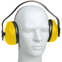 Sur la tête d'un mannequin de vitrine blanc se trouve le casque antibruit Thor (jaune, 27 dB, 812510) de la société Abena Re-Seller GmbH, conçu pour la protection auditive. Disponible en cartons de 40 pièces.