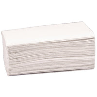 Una pila di asciugamani di carta Abena Re-Seller GmbH a 2 veli, con piega a V, 23x24 cm, colore naturale (confezione da 200 pezzi) è disposta ordinatamente in una pila rettangolare su uno sfondo bianco.