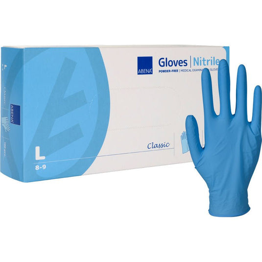 Eine Schachtel mit der Aufschrift "Nitril-Handschuhe, Classic, Puderfrei, Blau" der Abena Re-Seller GmbH mit einem auffälligen blauen "L" für Large steht neben einem aufrecht stehenden Handschuh; laut Schachtel handelt es sich um puderfreie medizinische Untersuchungshandschuhe.