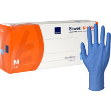 Eine Box Abena Re-Seller GmbH Nitril-Handschuhe Excellent, puderfrei, lang, blau, Größe M (7-8), ist abgebildet. Neben der Box steht ein einzelner blauer Handschuh aufrecht mit extra langem Manschettenabschluss.