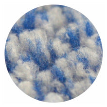 Primo piano circolare delle fibre Arcora Rundpad Micro-Blue da 17'' prodotte da Arcora International GmbH, che ne evidenziano la struttura floccata e la trama: ideali per la pulizia intermedia su pavimenti tessili con il sistema Bonnet (8 pezzi per cartone).