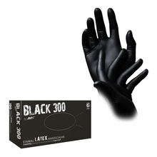 Ein Paar schwarze AMPri BLACK 300 Latexhandschuhe mit Überlänge puderfrei, wobei ein Handschuh über eine Hand gezogen und der andere in der anderen Hand gehalten wird. Darunter befindet sich eine schwarze Schachtel mit der Aufschrift „BLACK 300 by AMPri“, die Einweg-Hygieneschutzhandschuhe enthält. Die Schachtel enthält Produktinformationen auf Deutsch und ist mit dem Branding der AMPri Handelsgesellschaft mbH versehen.