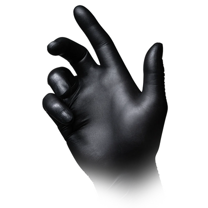 Eine schwarz behandschuhte Hand ist teilweise gekrümmt, wobei Daumen und Finger leicht gebeugt sind. Die AMPri BLACK 300 Nitrilhandschuhe mit Überlänge, Schwarz, von AMPri Handelsgesellschaft mbH haben eine glatte, matte Oberfläche, ideal für den Chemikalienschutz. Der schlichte weiße Hintergrund betont die Form und Position der Hand.