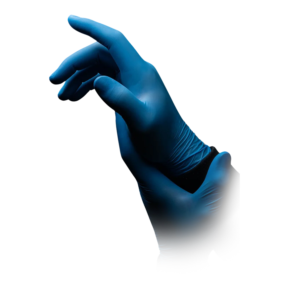 Eine Nahaufnahme einer Person, die an einer Hand einen blauen AMPri BLUE ECO-PLUS Nitrilhandschuhe puderfrei trägt und über die andere Hand einen zweiten blauen Einweghandschuh zieht, vor einem weißen Hintergrund.