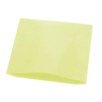 Un simple post-it jaune, légèrement ombré sur fond blanc, reflète la simplicité épurée du protège-appuie-tête AMPri Dental en papier de soie, proposé par la société AMPri Handelsgesellschaft mbH. Le post-it est vierge et de forme carrée.