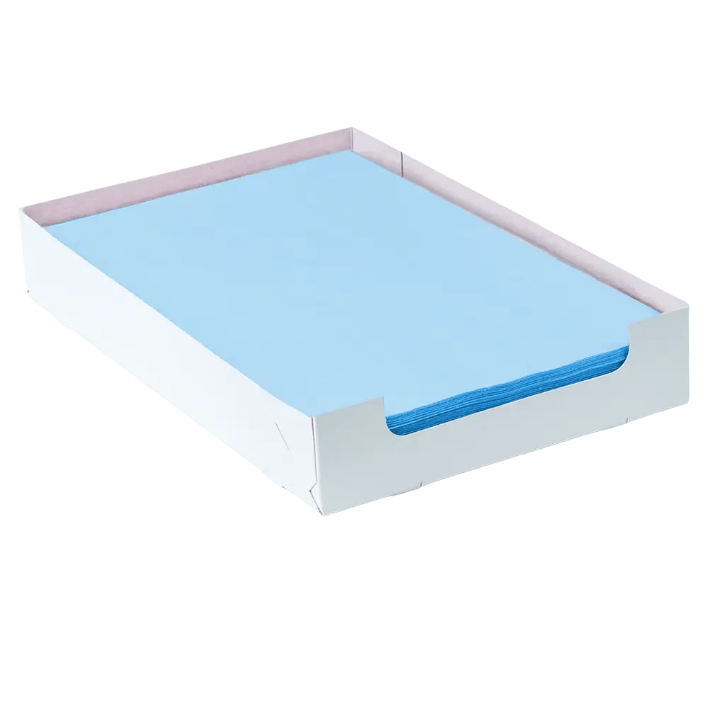 Ein Stapel blauer AMPri Dental Kreppauflage Tray-Filterpapier-Blätter im Format 18 x 28 cm ist ordentlich in einem weißen Karton der AMPri Handelsgesellschaft mbH angeordnet. Der Karton ist an den Seiten teilweise offen, um den Zugriff zu erleichtern. Das helle und flache Papier, das für eine effiziente Filterung konzipiert wurde, hat innerhalb des Behälters präzise ausgerichtete Kanten.
