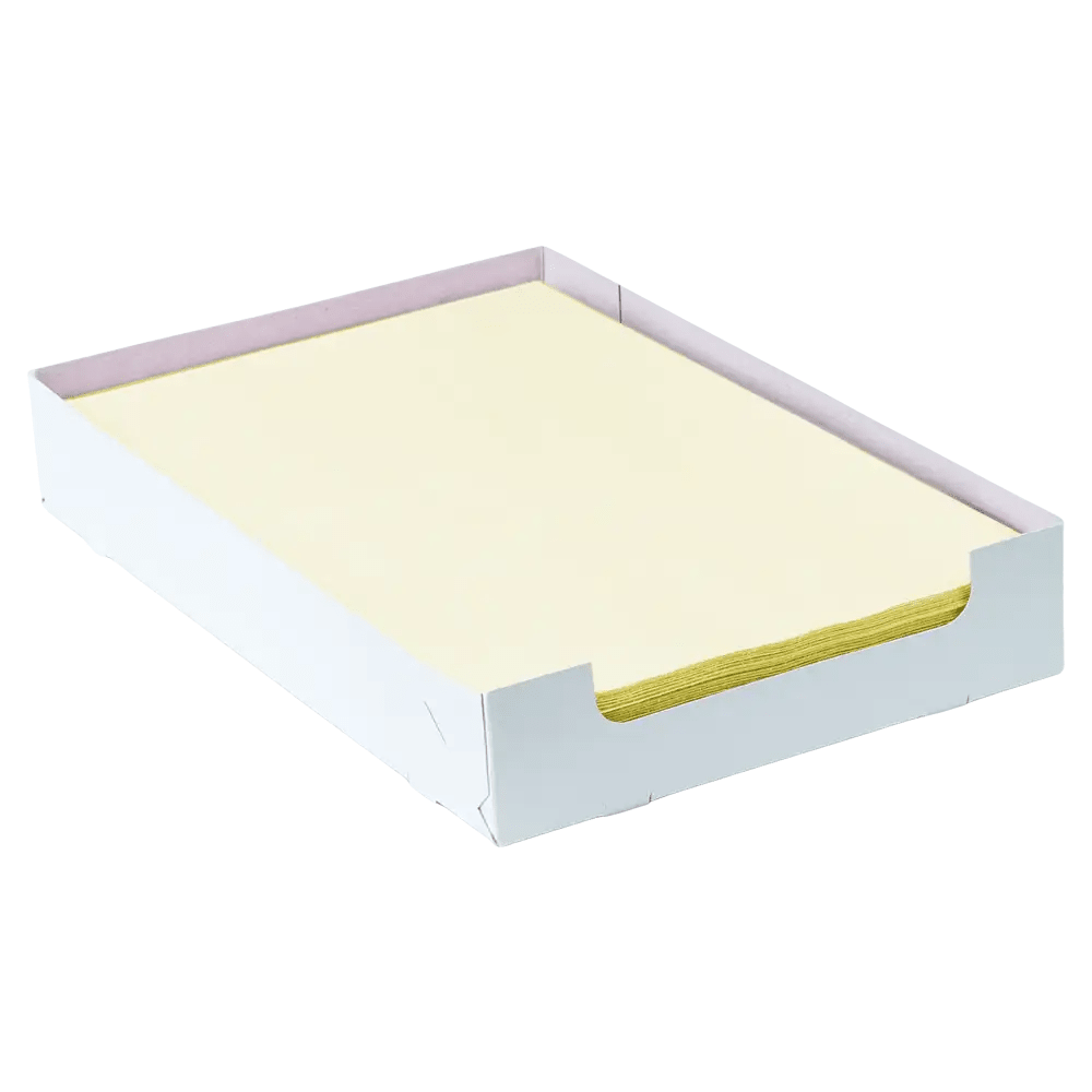 Ein Stapel gelber Briefpapierblätter liegt sorgfältig in einer AMPri Dental Kreppauflage-Tablettfilterbox, die an den Innenseiten einen leichten Rosaton aufweist und vor einem makellos weißen Hintergrund steht.