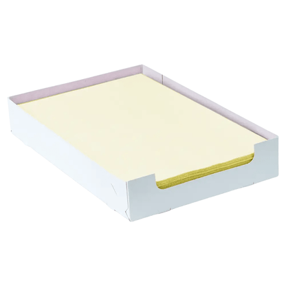 Ein Stapel gelber Briefpapierblätter liegt sorgfältig in einer AMPri Dental Kreppauflage-Tablettfilterbox, die an den Innenseiten einen leichten Rosaton aufweist und vor einem makellos weißen Hintergrund steht.