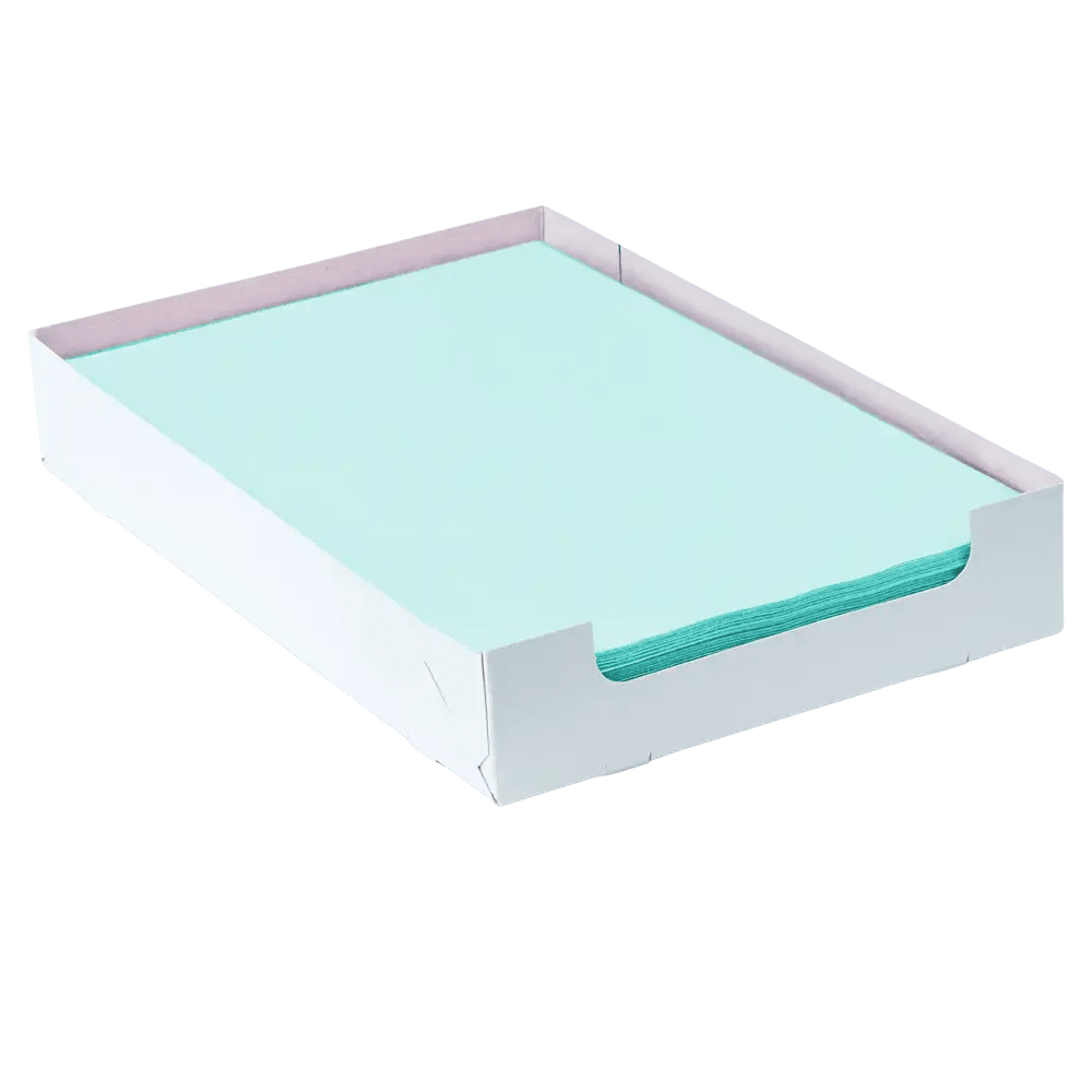 Ein AMPri Dental Kreppauflage Tray-Filterpapier in der Farbe Hellblau mit den Maßen 18 x 28 cm liegt sauber in einem offenen weißen Tray der AMPri Handelsgesellschaft mbH. Das Tray hat leicht erhöhte Seiten und einen flachen Boden.