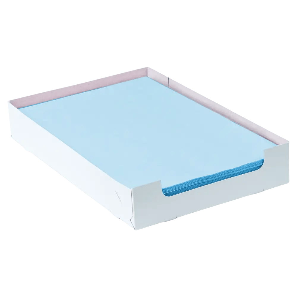 Ein Stapel hellblaues AMPri Dental Kreppauflage Tray-Filterpapier im Format 18 x 28 cm liegt sauber in einem weißen Kartontray mit offenen Seiten und ist somit die ideale Wahl für eine effiziente Zahnarztorganisation.