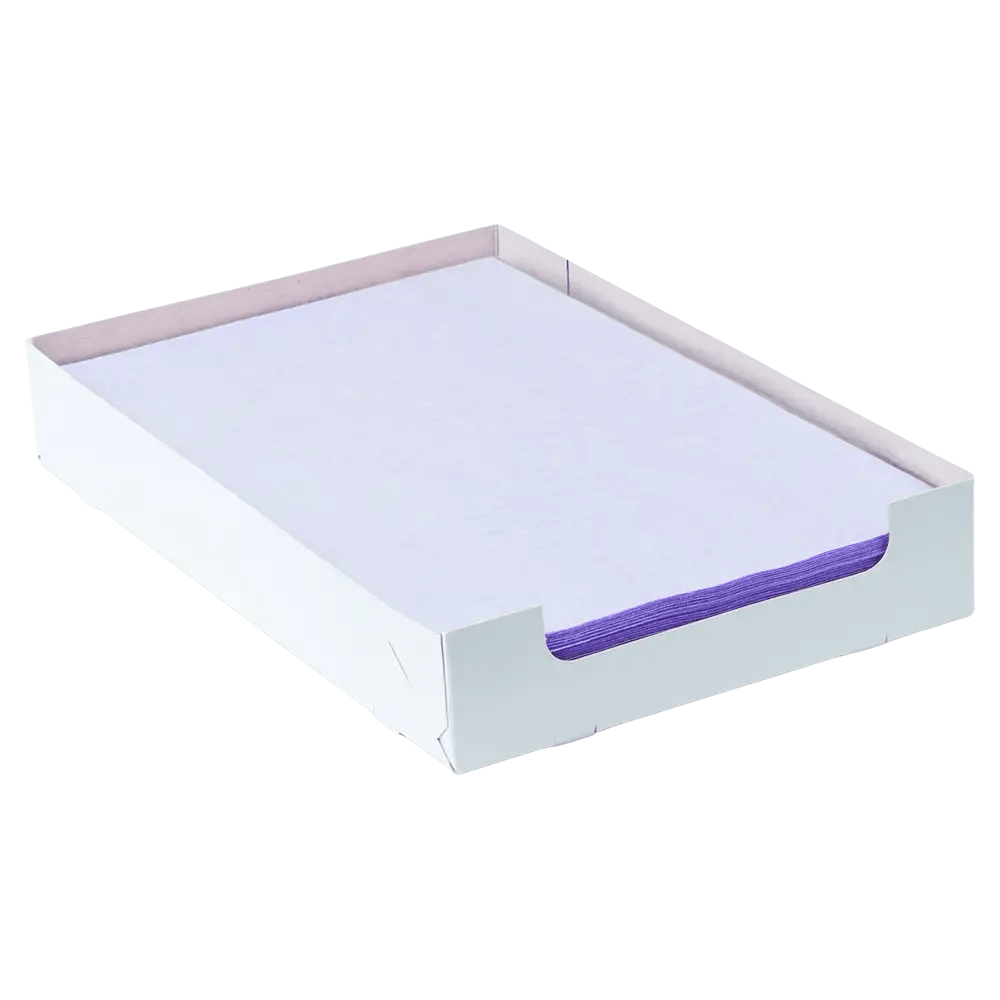 In einem weißen Karton der AMPri Handelsgesellschaft mbH befindet sich ein Stapel violetter AMPri Dental Kreppauflage Tray-Filterpapier-Blätter im Format 18 x 28 cm. Das obere Blatt ist weiß und lässt die violetten Ränder darunter leicht durchscheinen. Der Karton ist oben offen und hat ein schlichtes Design.