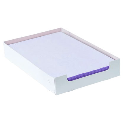 In einem weißen Karton der AMPri Handelsgesellschaft mbH befindet sich ein Stapel violetter AMPri Dental Kreppauflage Tray-Filterpapier-Blätter im Format 18 x 28 cm. Das obere Blatt ist weiß und lässt die violetten Ränder darunter leicht durchscheinen. Der Karton ist oben offen und hat ein schlichtes Design.
