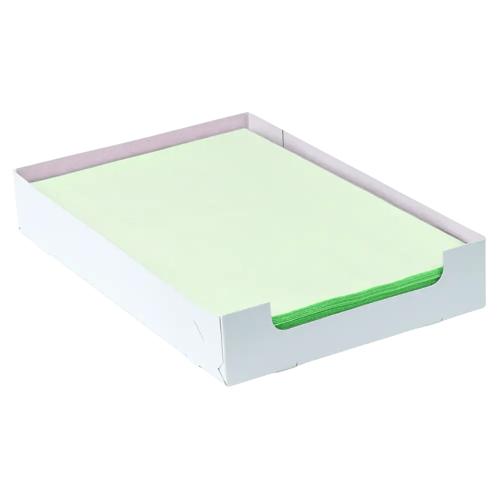 Ein ordentlicher Stapel hellgrüner AMPri Dental Kreppauflage Tray-Filterpapiere im Format 18 x 28 cm liegt in einer offenen weißen Kartonschachtel. Die niedrigen Seitenwände der Schachtel der AMPri Handelsgesellschaft mbH ermöglichen einen einfachen Zugriff auf die oberen Blätter.