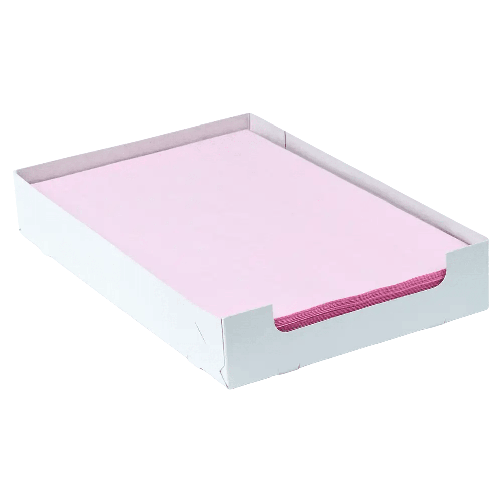 Ein Stapel rosa Papier, ähnlich AMPri Dental Kreppauflage Tray-Filterpapier in verschiedenen Farben, liegt übersichtlich in einem weißen Tray. Die niedrigen Seitenwände des Trays der AMPri Handelsgesellschaft mbH lassen die sorgfältig geordneten Kanten des Papiers erkennen.