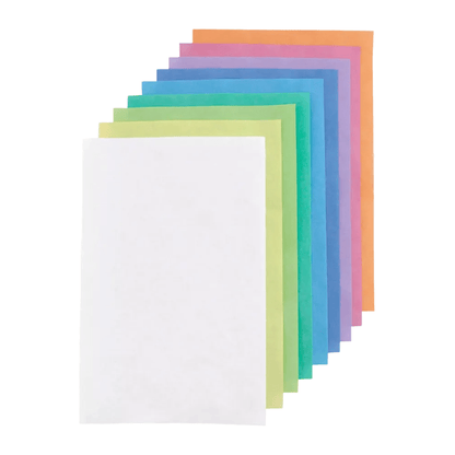 Ein Stapel von zehn AMPri Dental Kreppauflage-Tray-Filterpapieren, 18 x 28 cm, von AMPri Handelsgesellschaft mbH, fächerartig ausgebreitet. Die leuchtenden Farben umfassen Weiß, Hellblau, Dunkelblau, Lila, Orange, Rosa, Grün und Gelb. Jedes Blatt ist sorgfältig angeordnet, die Kanten sind deutlich sichtbar.