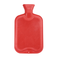 Une bouillotte en caoutchouc AMPri rouge, dotée d'une surface texturée et d'un bouchon à vis sur le dessus.