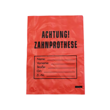 Der AMPri LDPE Zahnprothesenbeutel mit den Maßen 17 x 24 cm verfügt über ein rotes Design mit schwarzem „ACHTUNG! ZAHNPROTHESE“-Text und Feldern für Name, Adresse und Zimmernummer, um eine hygienische und einfache Identifizierung von Zahnprothesen zu gewährleisten. Marke: AMPri Handelsgesellschaft mbH.