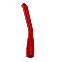 Un accessorio in plastica rossa di forma ricurva e conica, simile alle cannule di aspirazione dentali AMPri MED-COMFORT per bambini, disponibili in vari colori, presumibilmente destinato a un aspirapolvere o a un apparecchio simile.