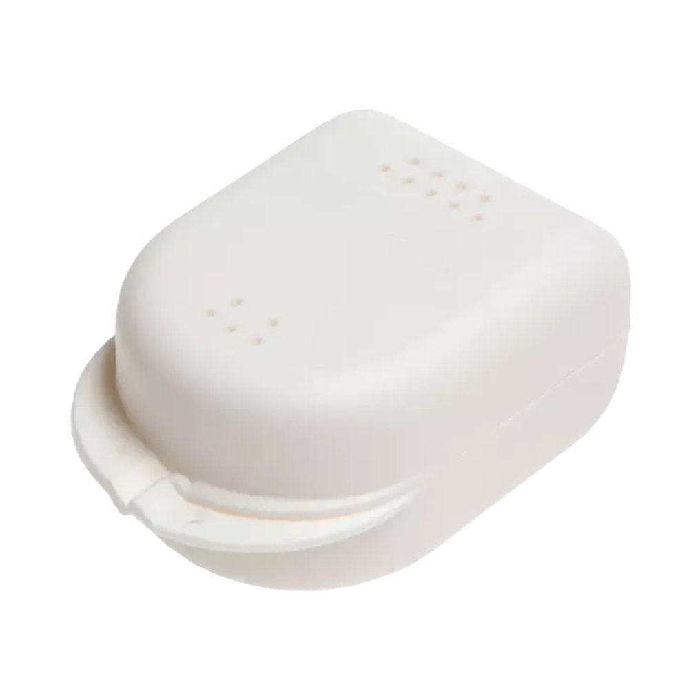 Diese AMPri PP Dental Zahnspangenbox für Kinder 90 x 60 x 45 cm, angeboten von der AMPri Handelsgesellschaft mbH, ist ein weißer, rechteckiger Polypropylenbehälter mit Klappdeckel und kleinen Belüftungslöchern oben und an den Seiten, was ihn ideal für die Aufbewahrung oder den Transport macht. Erhältlich in verschiedenen Farben und verpackt in einem Set mit 14 Stück.