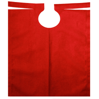 La blouse de patient AMPri à revêtement en PE, fabriquée par la société AMPri Handelsgesellschaft mbH et de couleur rouge, présente une découpe ronde au centre, en haut, destinée à la poignée. Le sac cadeau semble plat et n'a pas été utilisé ; il présente une forme rectangulaire simple, semblable à celle d'une blouse de patient.