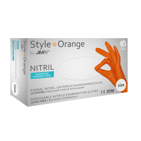 All’interno di una scatola di cartone bianca recante la scritta «AMPri STYLE ORANGE Guanti in nitrile senza talco di MED-COMFORT, arancioni» della società AMPri Handelsgesellschaft mbH sono contenuti guanti monouso da visita in nitrile. Sulla scatola è indicato che i guanti sono privi di lattice e senza talco (guanti in nitrile senza talco). Un’immagine mostra un guanto arancione indossato; diverse indicazioni e certificazioni rimandano a questa alternativa al lattice.