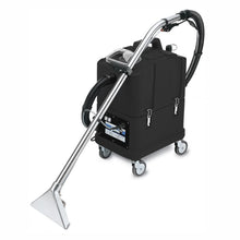 Die Arcora Aniko60 Sprühextraktionsmaschine von Arcora International GmbH ist eine handelsübliche Teppichreinigungsmaschine mit schwarzem Gehäuse, vier Rädern, silbernem Stab und transparenter Düse - ideal für die Tiefenreinigung von Teppichen oder Polstern.