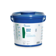 Ein großer blauer Kunststoffbehälter mit Henkel und rundem Deckel mit der Aufschrift "Dr. Schumacher DESCO WIPES EIMER | Packung (6 Stück)" der Dr. Schumacher GmbH, mit blauer und grüner Anleitung für Desinfektionstücher zur Oberflächenreinigung.